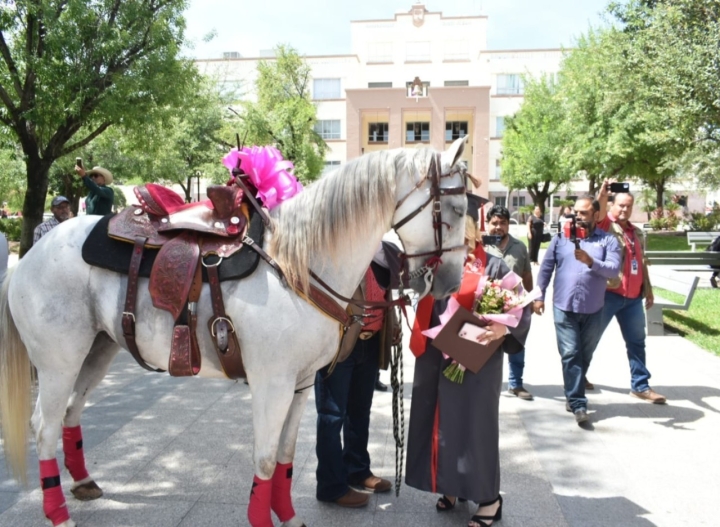 Regala hombre un caballo a su hija por graduarse