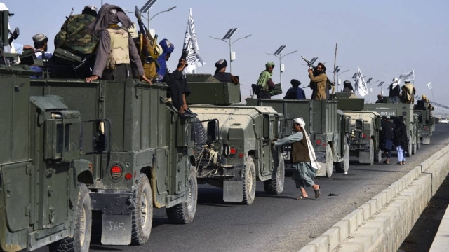 Talibanes desfilan en Afganistán con arsenal de armas.