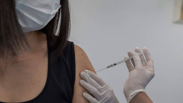 ¿Vacuna Pfizer aumenta tamaño de los senos?