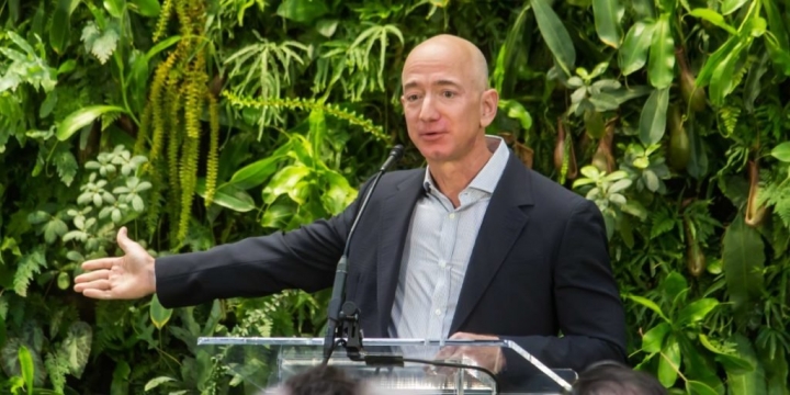 En el cumpleaños 27 de Amazon, Jeff Bezos se retira como CEO