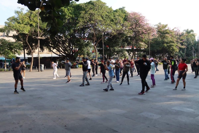 Hombres y mujeres de todas las edades participan en esta actividad que busca romper un récord mundial. 