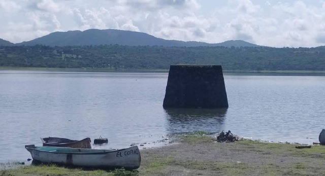 Usuarios de la presa señalaron que el nivel del agua ha descendido de manera considerable desde noviembre a la fecha.