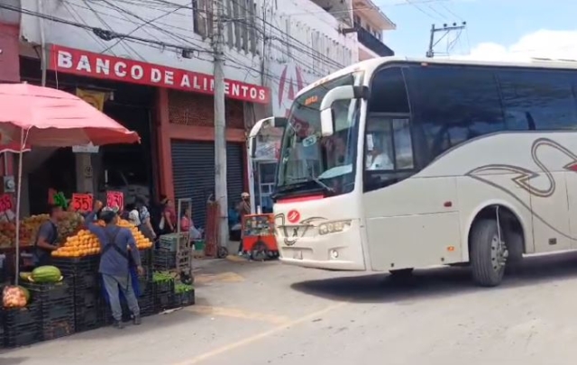 Ambulantes complican circulación vehicular en circuito &#039;Los caballitos&#039;