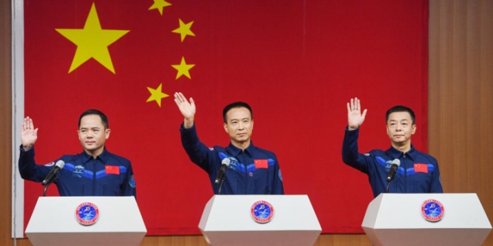China presenta a la tripulación de la misión Shenzhou-15 rumbo a la Estación Espacial Tiangong