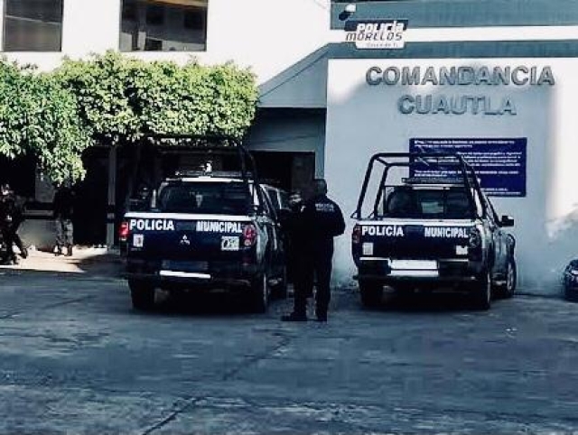 Muere mujer policía que cayó de una patrulla en Cuautla