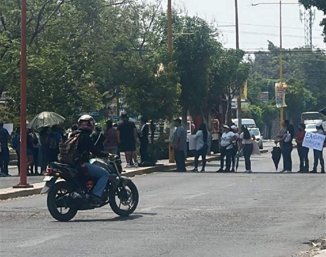 Los inconformes bloquearon la carretera Cuernavaca-Cuautla con el fin de ser escuchados por las autoridades.