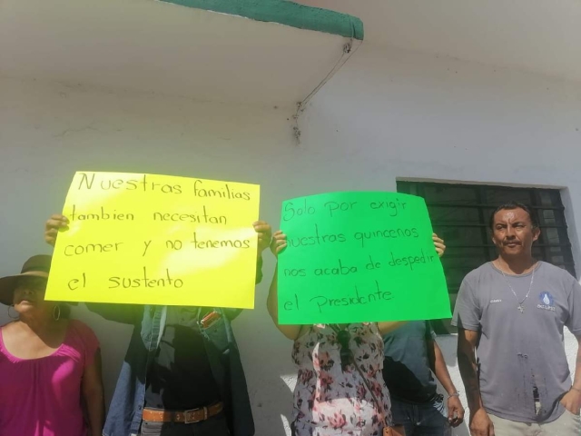 Trabajadores del sistema de agua protestaron con pancartas por unas horas, para exigir el pago de sus quincenas, que finalmente tuvo que hacer el gobierno municipal. 