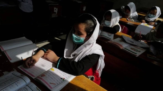 Los talibanes abrirán el miércoles las escuelas para las niñas en Afganistán