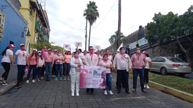 Realizan caminata de sensibilización sobre detección oportuna del cáncer de mama