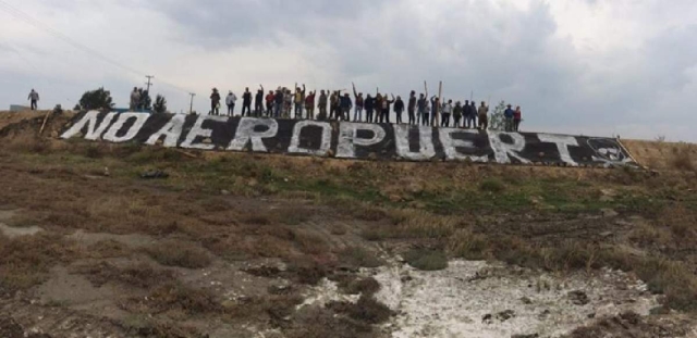 Protesta en contra del gobierno de Vicente Fox por el decreto de expropiación de cinco mil 400 hectáreas de tierras de San Salvador Atenco, Texcoco y Chimalhuacán, para construir sobre ellas un nuevo aeropuerto. 