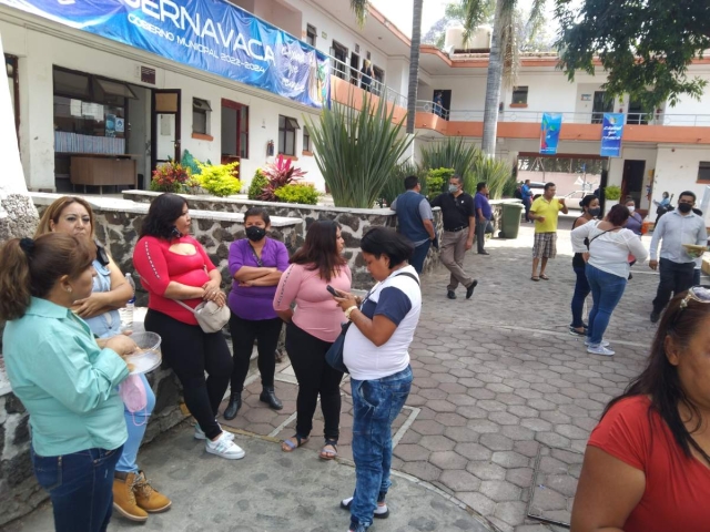 Pobladores de San Antón acudieron a la sede del Ayuntamiento. 