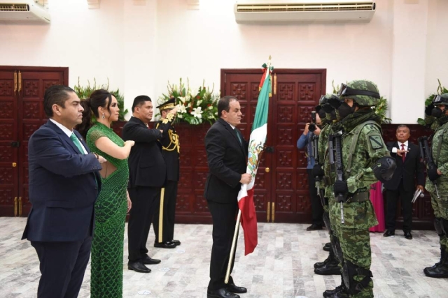 El gobernador recibió la bandera nacional en el Palacio de Gobierno de manos de la escolta del Ejercito.
