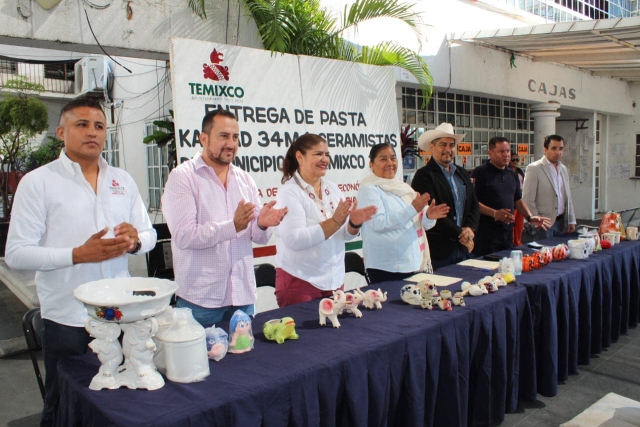 Alcaldesa Juanita Ocampo entrega insumos a ceramistas de Temixco