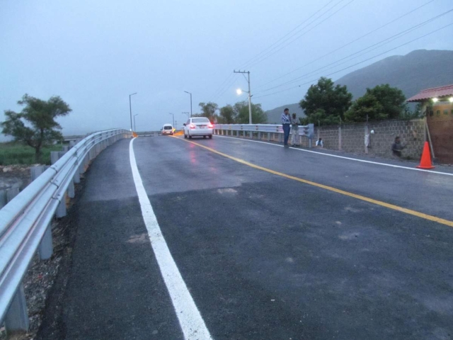 Ya se puede circular por el puente “Los Muros” para dirigirse a las comunidades apartadas de Tlaquiltenango, tras manifestación del edil y sus simpatizantes.