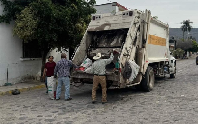 Nuevamente se escuchó la campana del camión recolector al pasar por las colonias a recoger los desechos.