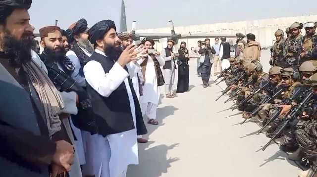 Talibanes declaran independencia de Afganistán.