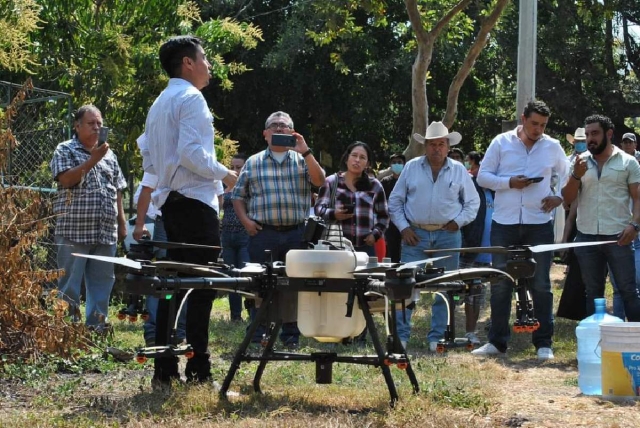 Fruticultores conocieron la técnica de fumigación a través de dron.