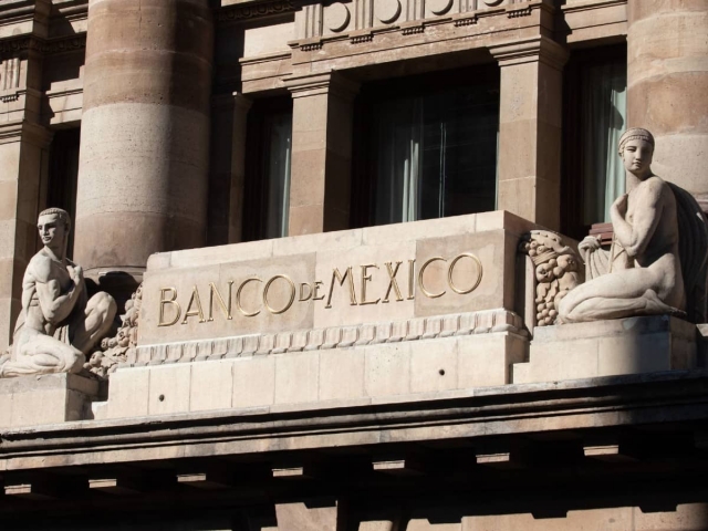 Banxico eleva la tasa de interés a 4.5%.