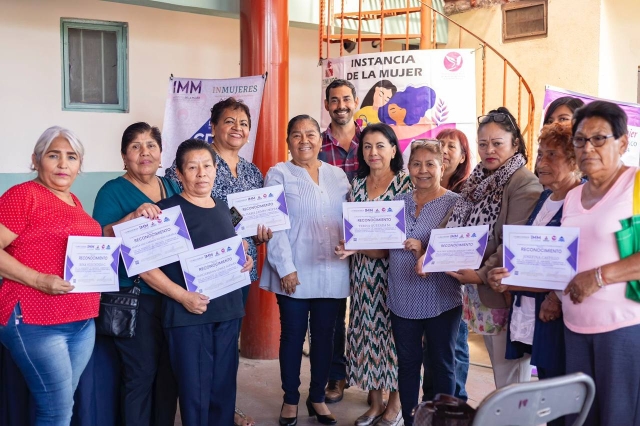 Juanita Ocampo reconoce a mujeres de Temixco por su participación en talleres