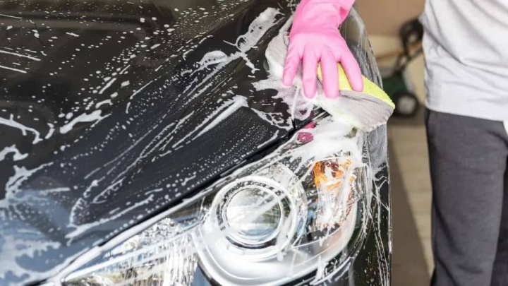 Jabón lavatrastes y otros productos con los que NUNCA debes lavar el carro