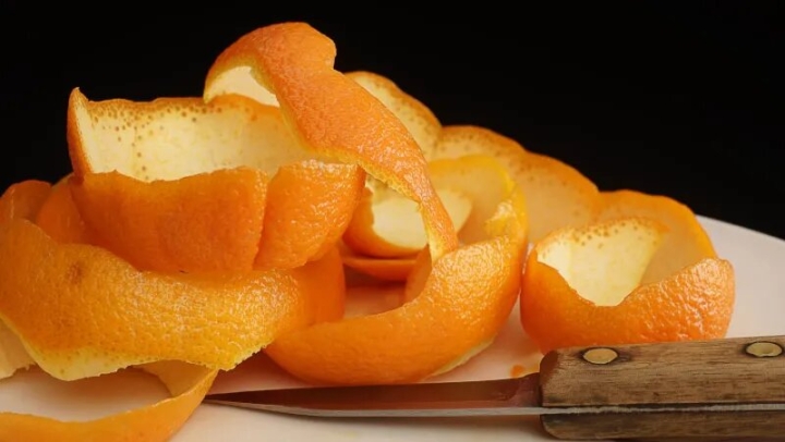 Elabora tu propio aromatizante natural con cáscaras de naranja