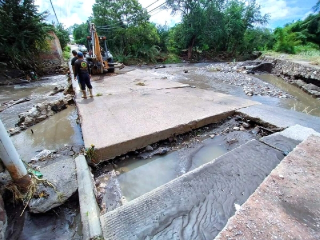 El levantamiento de una plancha de concreto en el vado de Anenecuilco lo vuelve peligroso para la circulación vehicular y peatonal.