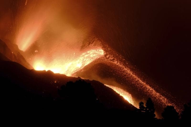 Lava del volcán &quot;Cumbre Vieja&quot; amenaza nuevas áreas.