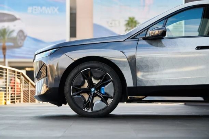 BMW presenta el primer vehículo eléctrico con pintura que cambia de color
