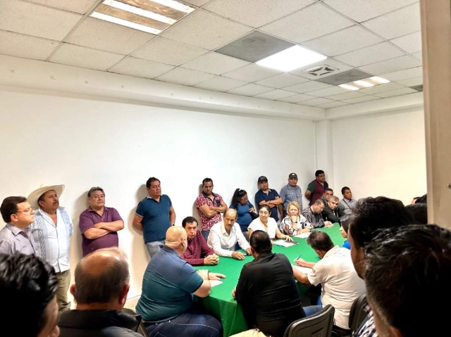 El secretario de Movilidad y Transporte, Eduardo Galaz, dialogó el lunes con transportistas que se manifestaron en demanda del aumento a la tarifa del servicio colectivo. 