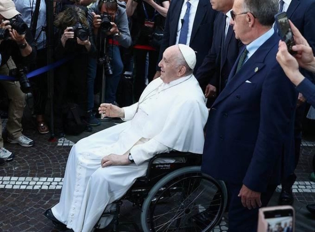 Dan de alta al Papa nueve días después de su operación