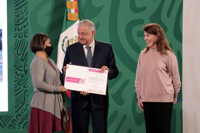 Entregó AMLO constancia de premio de Lotería Nacional de rancho en Xochitepec