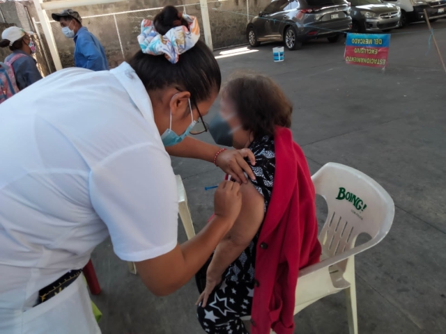 Avanza IMSS Morelos en puntos itinerantes aplicación de vacuna contra covid-19