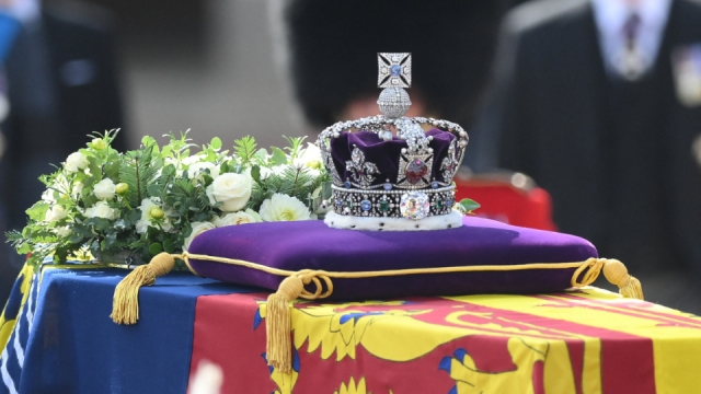 El último adiós a la reina Isabel II:Ofician misa de cuerpo presente en Westminster