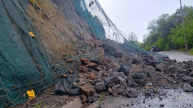 Carretera Tetela del Volcán-Hueyapan cerrada a la circulación debido a derrumbe, tras lluvias