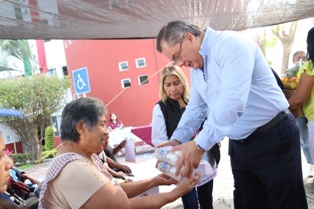 Entrega alcalde de Jiutepec dotaciones de paquetes alimentarios a 147 personas