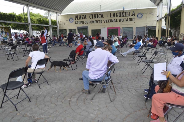 En la colonia Lagunilla hubo reclamos de la gente que se quedó sin la vacuna después de varias horas de hacer fila. 