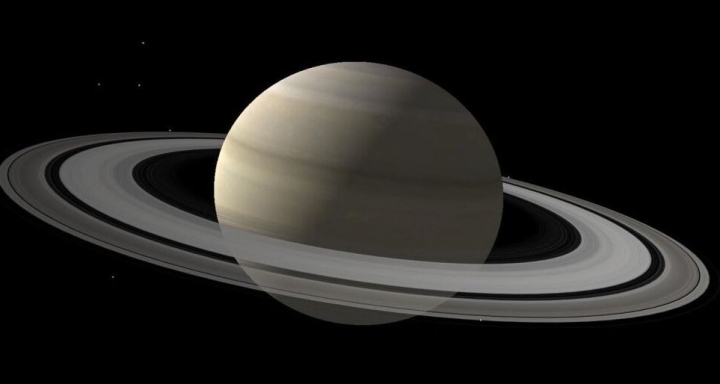 Así se ven los anillos de Saturno vistos desde la Luna