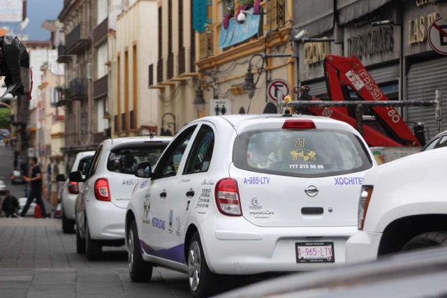 Presentan diez taxis que circularán con gas LP
