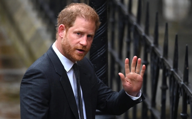 Príncipe Harry llega a Londres para visitar a su padre tras diagnóstico de cáncer