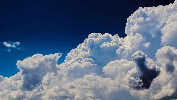 ¿Por qué las nubes son blancas y a veces cambian de color?