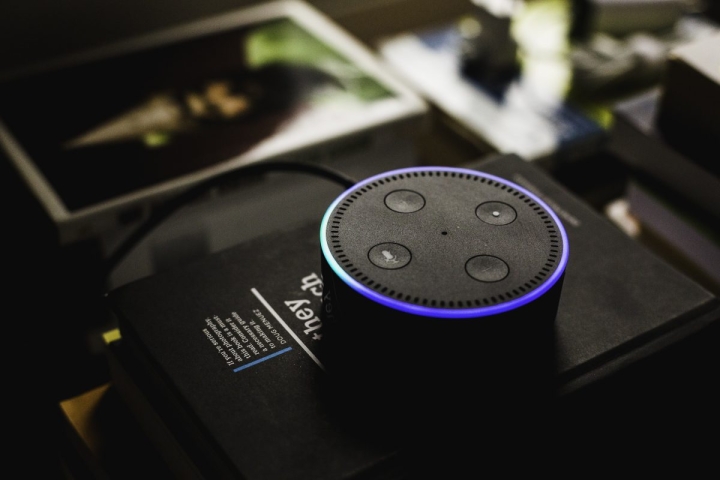 Amazon planea que Alexa pueda hablarte, incluso, con la voz de gente muerta