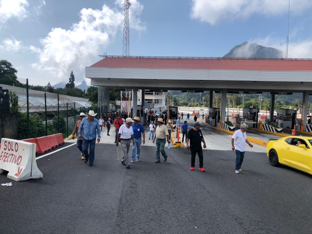 Se mantiene bloqueo en autopista México-Cuernavaca, entronque La Pera-Cuautla