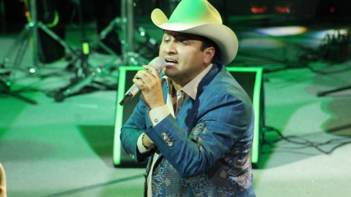 Julión Álvarez es captado pasado de copas durante concierto y casi sufre caída