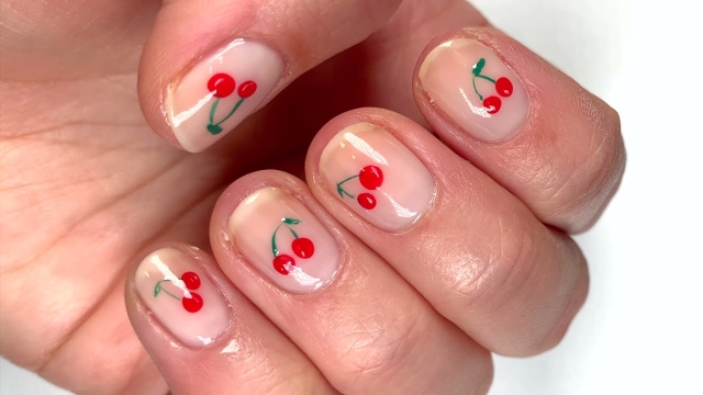 Cherry Nails: La tendencia estrella en manicura para este verano