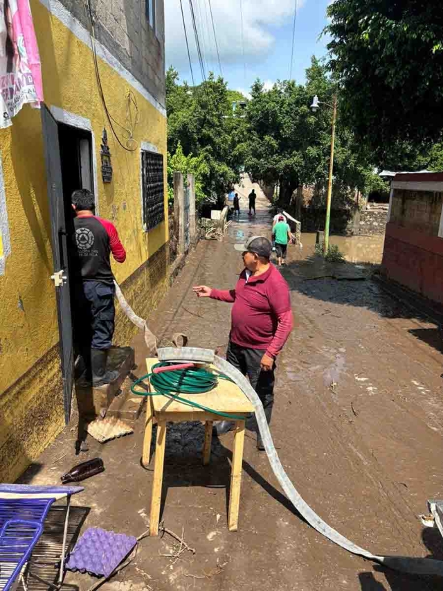  Personal de Protección Civil realizó labores de desagüe y limpieza.