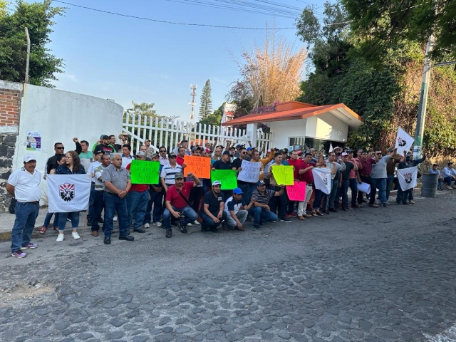 Trabajadores del SME protestan en instalaciones de CFE, en Teopanzolco