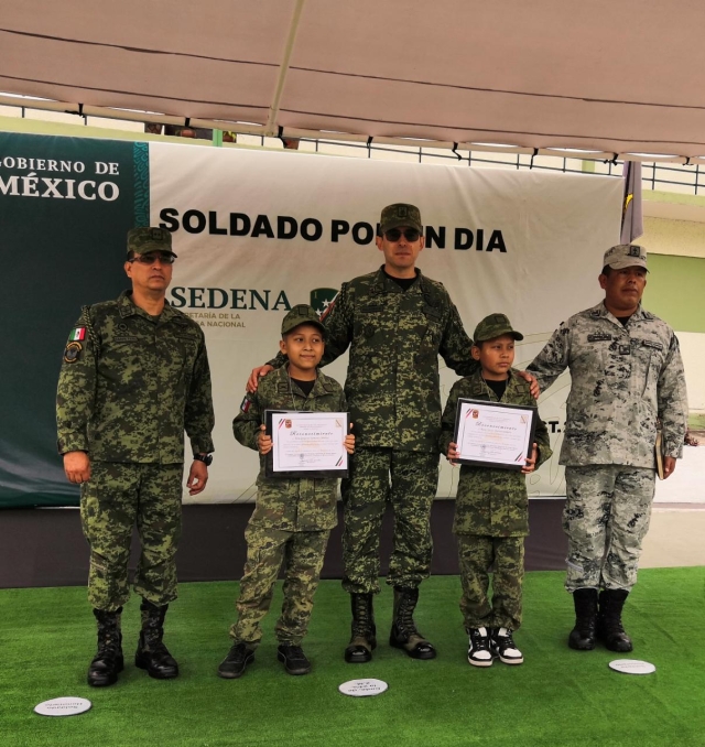 Juan Ignacio y René recibieron el reconocimiento &#039;Soldado por un día&#039;