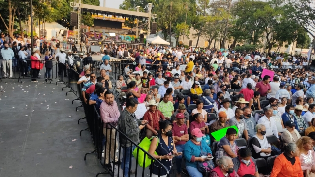 Gran asistencia en plaza de armas de Cuernavaca, previo al cuarto informe de gobierno