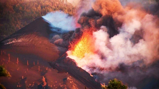Efectos de la lava del &quot;Volcán Cumbre Vieja&quot;: La isla crece y cambia color