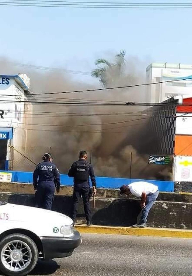 Comerciantes aseguraron que el incendio fue provocado por indigentes que se reúnen en la zona.
